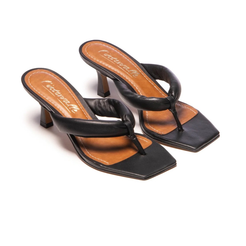 L’intervalle black heeled sandals